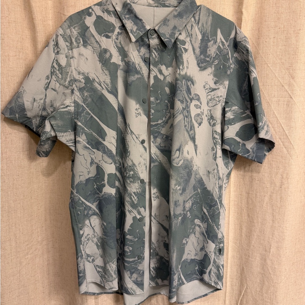 lululemon athletica Men's Abstract Pattern Shirt - Blue and Gray